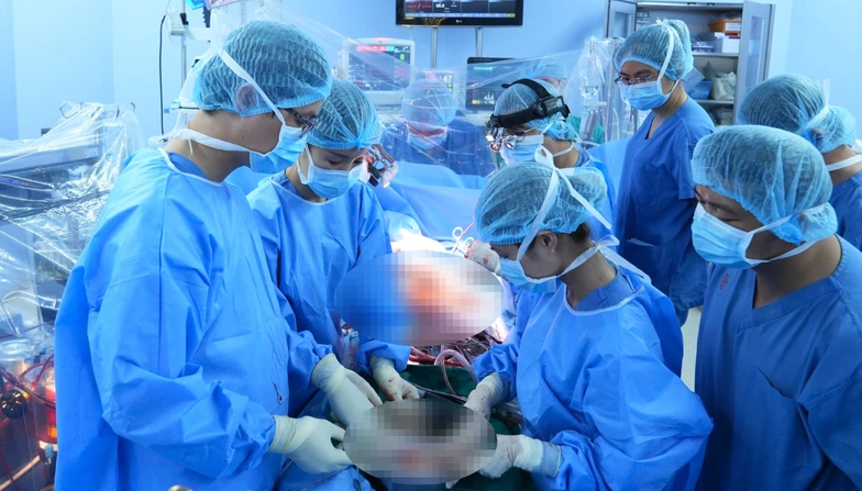 Lần đầu tiên ghép tim cho bệnh nhân đã cấy dụng cụ hỗ trợ thất trái