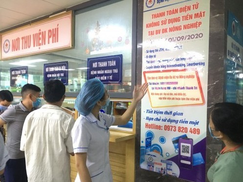 Hà Nội triển khai thực hiện thanh toán phí, lệ phí y tế không dùng tiền mặt