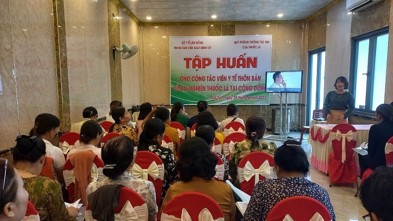 Tập huấn Phòng chống tác hại của thuốc lá cho nhân viên y tế thôn bản tại huyện Cát Tiên. Ảnh: CDC Lâm Đồng.