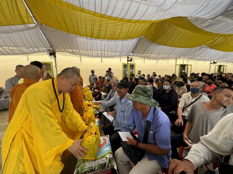 Ban Trị sự Giáo hội Phật giáo Việt Nam thị xã Phú Mỹ trao 700 phần quà cho các hoàn cảnh khó khăn nhân dịp Đại lễ Phật đản