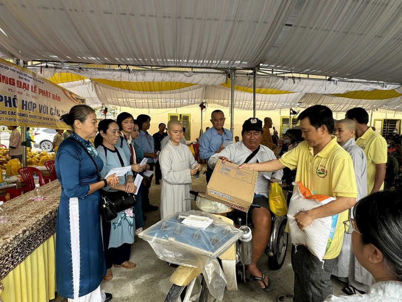 Ban Trị sự Giáo hội Phật giáo Việt Nam thị xã Phú Mỹ trao 700 phần quà cho các hoàn cảnh khó khăn nhân dịp Đại lễ Phật đản