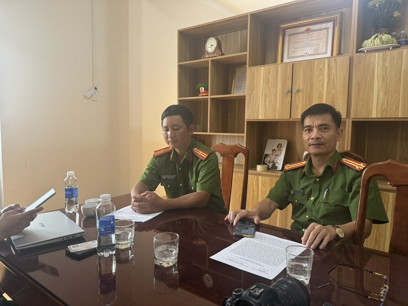 Trung tá Đoàn Quốc Toàn – Phó trưởng Phòng PC06 (phía tay phải) chia sẻ về sự việc Ảnh: Hữu Phúc