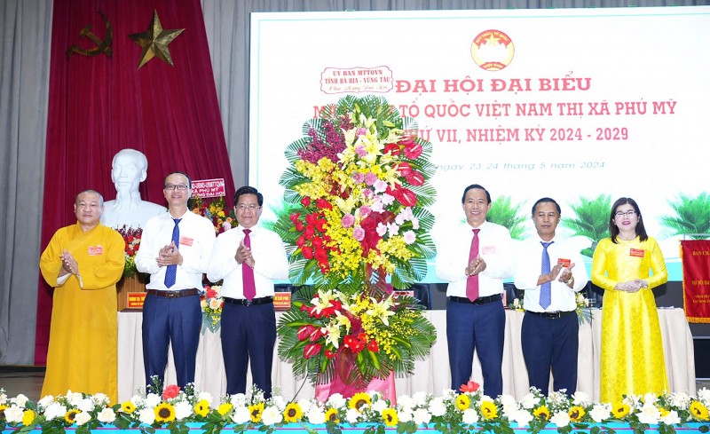 Chủ tịch UBMTTQ Việt Nam tỉnh Bùi Chí Thành tặng hoa tới Đại hội