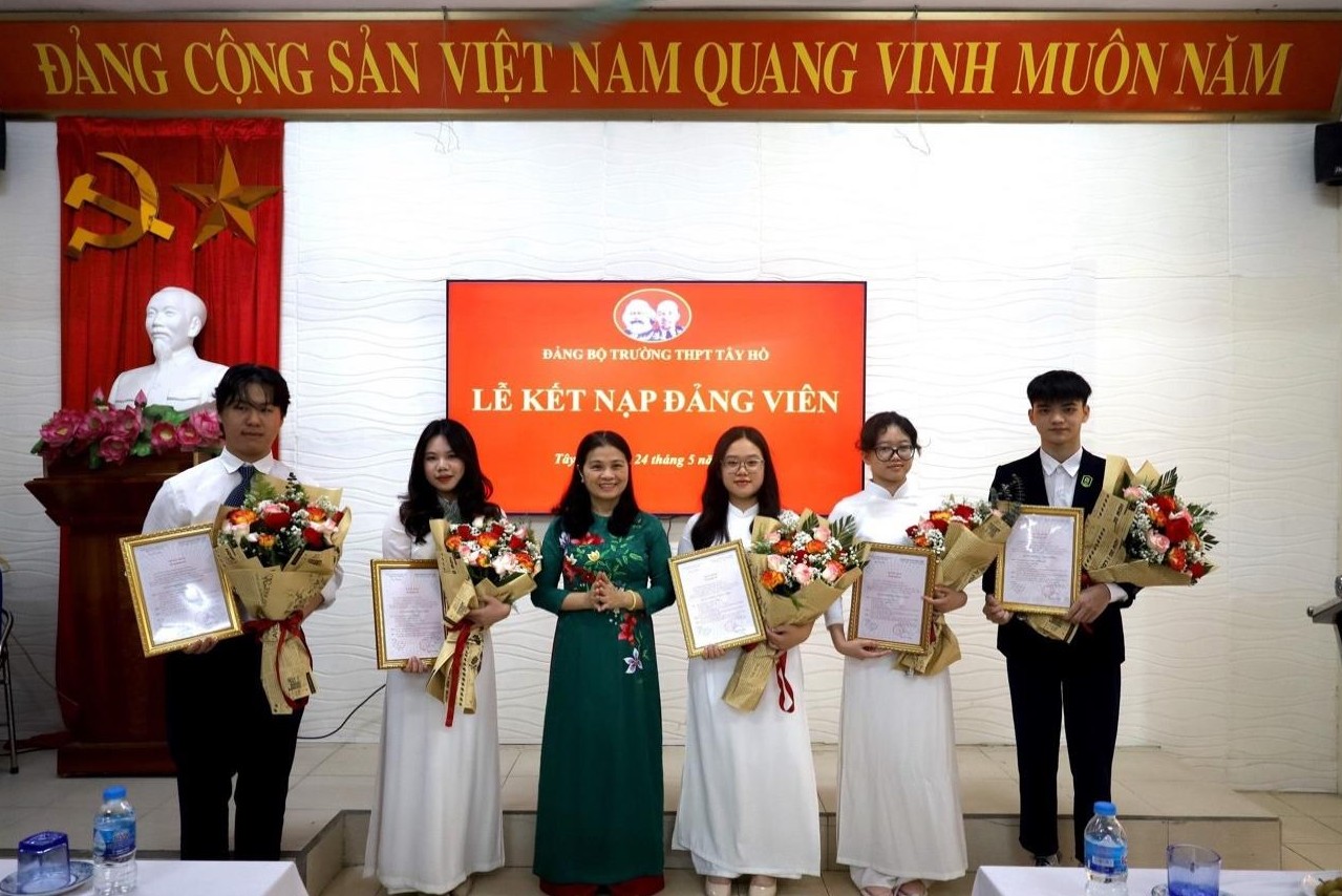 5 học sinh đầu tiên của trường THPT Tây Hồ được kết nạp vào Đảng