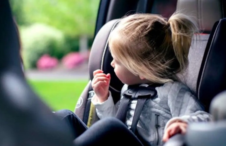 Khuyến nghị từ chuyên gia y tế đảm bảo an toàn cho trẻ trên ô tô khi tham gia giao thông