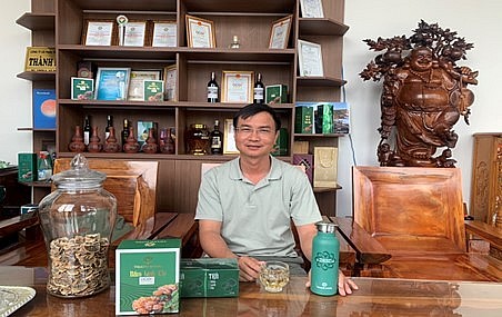 Ông Đoàn Xuân Trường - Tổng Giám đốc Công ty Cổ phần thực phẩm xanh Thành Đồng giới thiệu các sản phẩm từ nấm linh chi. Ảnh: Tuấn Anh