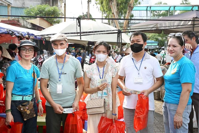 Hội Thiện nguyện 1979 VN mang niềm vui đến các bệnh nhi tại Bệnh viện K - Tân Triều nhân dịp 1/6