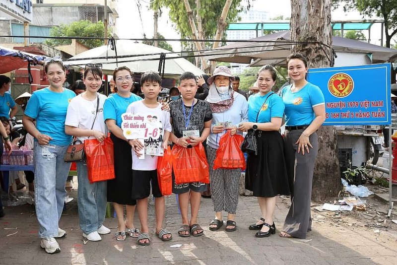 Hội Thiện nguyện 1979 VN mang niềm vui đến các bệnh nhi tại Bệnh viện K - Tân Triều nhân dịp 1/6