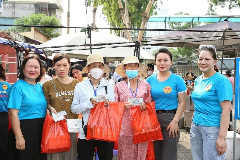 Hội Thiện nguyện 1979 VN mang niềm vui đến các bệnh nhi tại Bệnh viện K - Tân Triều nhân dịp 1/6