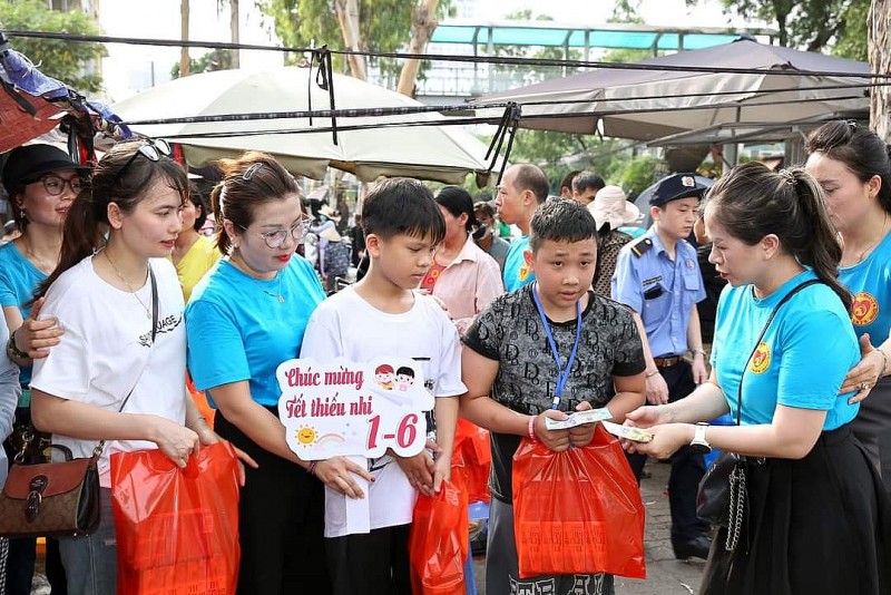 Hội Thiện nguyện 1979 VN mang niềm vui đến các bệnh nhi tại Bệnh viện K - Tân Triều nhân dịp 1/6
