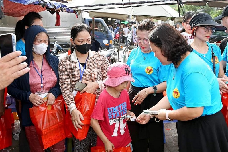Hội Thiện nguyện 1979 VN mang niềm vui đến các bệnh nhi tại Bệnh viện K - Tân Triều nhân dịp 1/6