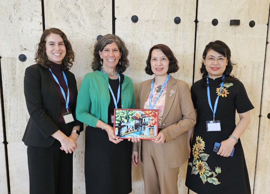 Thứ trưởng Bộ Y tế Nguyễn Thị Liên Hương làm việc với Giám đốc Trung tâm Sức khỏe Toàn cầu của CDC Hoa Kỳ