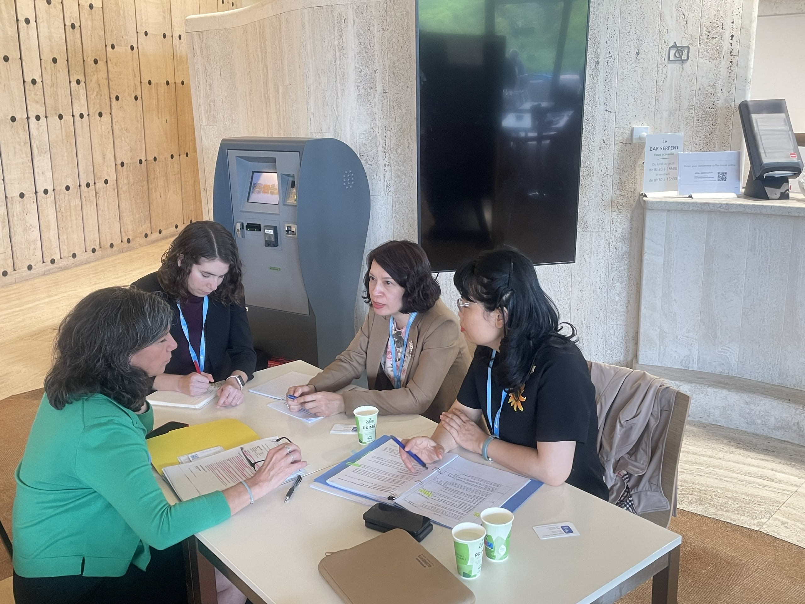 Thứ trưởng Bộ Y tế Nguyễn Thị Liên Hương làm việc với Giám đốc Trung tâm Sức khỏe Toàn cầu của CDC Hoa Kỳ