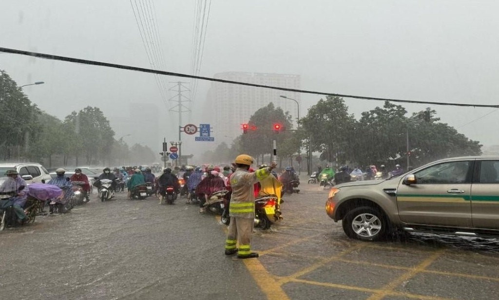 CSGT Hà Nội "đội mưa" điều tiết giao thông, đảm bảo an toàn cho người dân