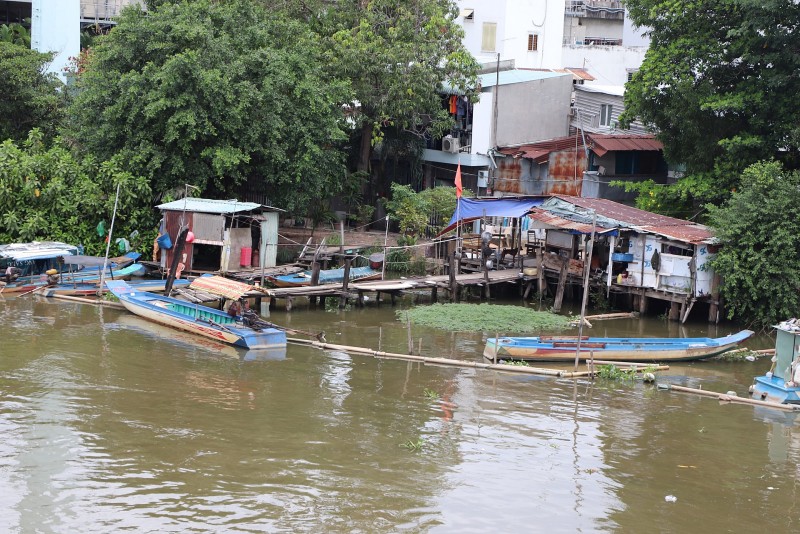 Ngôi nhà của ông Ba Chúc bên bờ sông Sài Gòn (Căn phía bên phải). Ảnh: Mạnh Tú