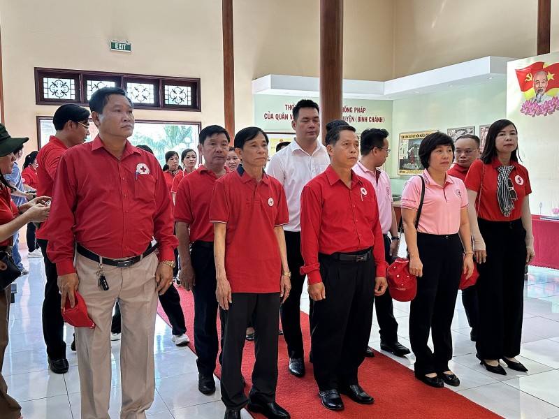 Đại biểu cùng Đoàn diễu hành dâng hương viếng anh linh Chủ tịch Hồ Chí Minh tại nhà tưởng niệm.