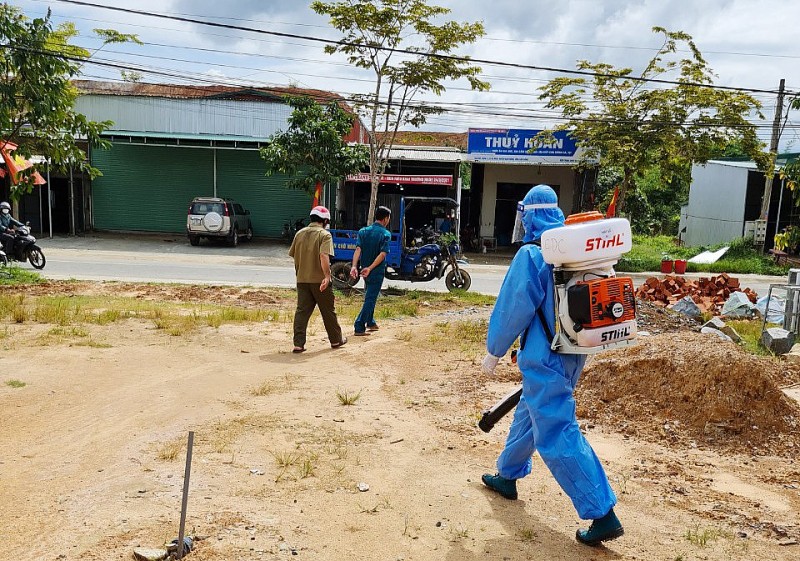 : Phun hóa chất diệt muỗi diện rộng tại huyện Đam Rông. Ảnh: CDC Lâm Đồng
