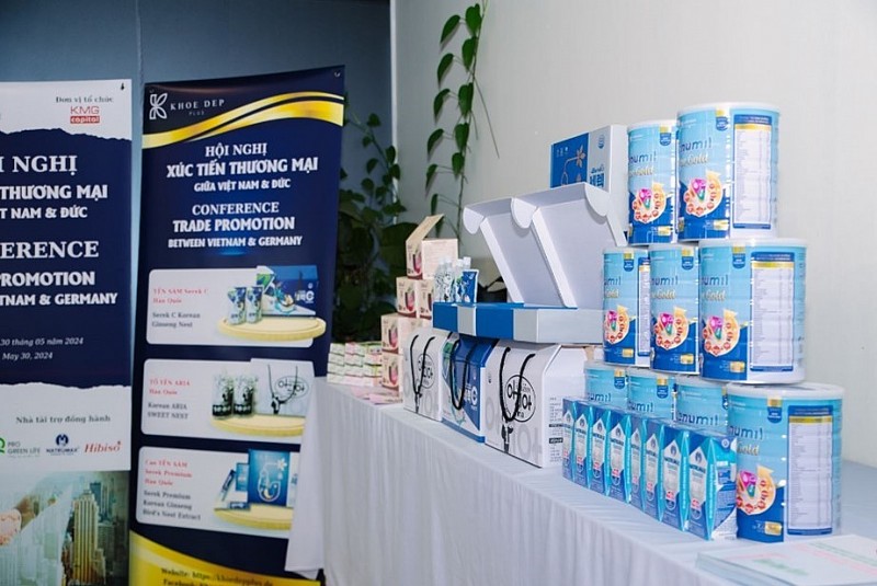 Khu trưng bày sản phẩm của các nhà tài trợ tại Chương trình Hội nghị Xúc tiến thương mại giữa Việt Nam và Cộng hòa Liên bang Đức trong đó có các sản phẩm của nhà tài trợ Khoedepplus (Ảnh BTC).