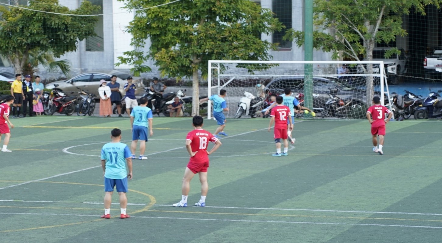 Khai mạc Giải bóng đá tứ hùng tranh cúp doanh nhân trẻ Quảng Nam
