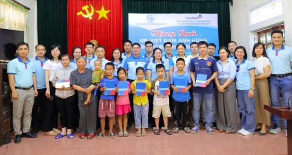 Trao gửi yêu thương tới Mẹ Việt Nam Anh Hùng và trẻ em huyện Hưng Nguyên, Nghệ An