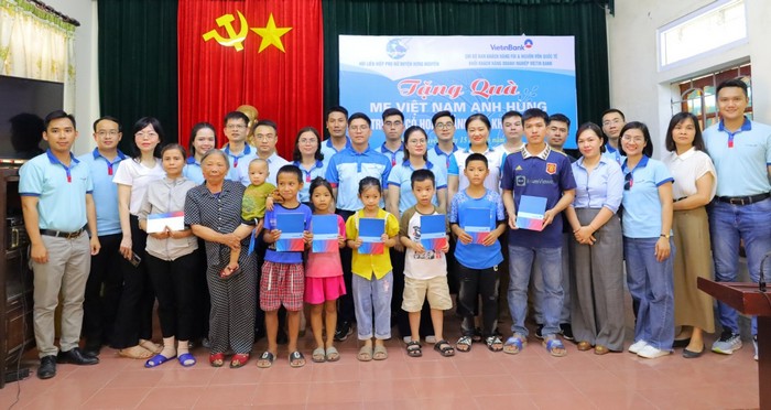 VietinBank tặng quà Mẹ Việt Nam anh hùng và trẻ em có hoàn cảnh khó khăn huyện Hưng Nguyên