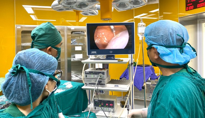 Phẫu thuật khối u buồng trứng ác tính cho bệnh nhân 15 tuổi
