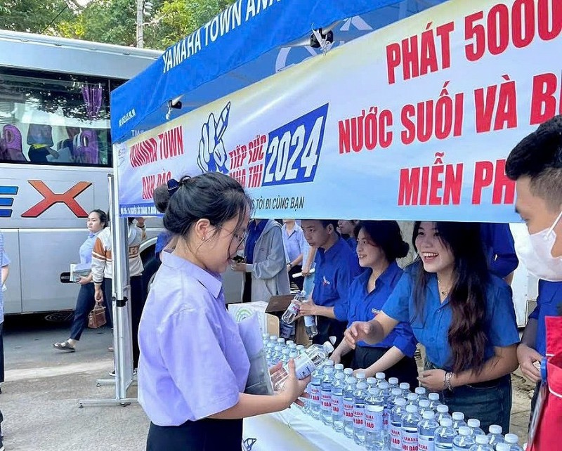 Đại lý Yamaha Town Anh Đào đã phát miễn phí 5.000 chai nước suối và 2.000 cây bút bi cho các thí sinh