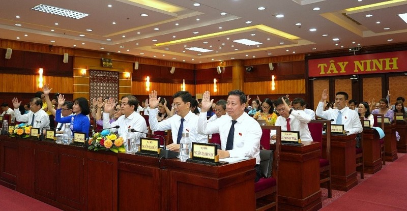 HĐND tỉnh Tây Ninh biểu quyết thông qua nghị quyết.