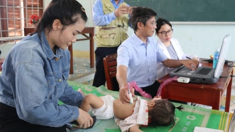 Khám tầm soát, điều trị miễn phí dị tật tim bẩm sinh cho trẻ em khó khăn ở Phú Yên