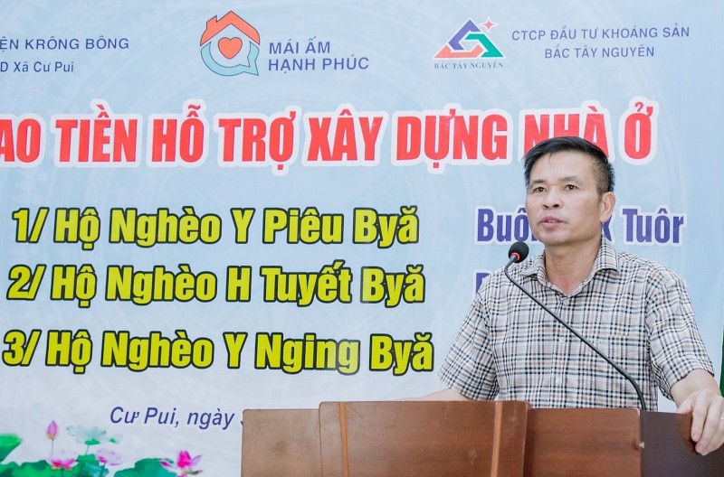Ông Đỗ Quốc Hưng – Bí thư huyện ủy Krông Bông phát biểu trong ngày trao tiền hỗ trợ cho các gia đình khó khăn