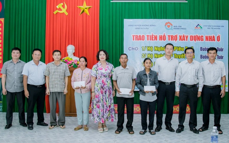Lãnh đạo huyện Krông Bông và các đơn vị trao tiền hỗ trợ cho các hộ nghèo tại xã Cư Pui