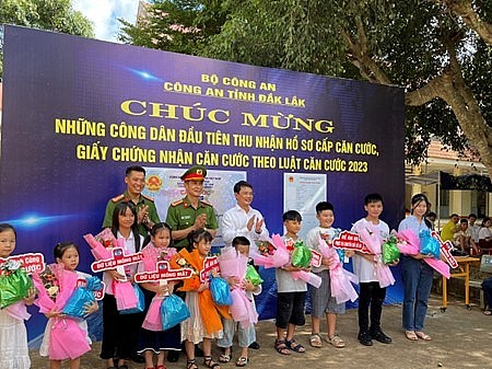 Đại diện lãnh đạo Công an tỉnh và thị xã Buôn Hồ tặng quà cho trẻ em dến làm căn cước