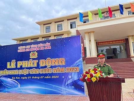 Đồng chí Trung tá Nguyễn Văn Thành - Phó trưởng Công an huyện thông qua nội dung kế hoạch triển khai thu nhận căn cước