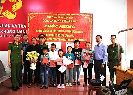 Đại diện lãnh đạo Công an Huyện Krông Năng tặng quà cho trẻ em và cômg dân  dến làm căn cước