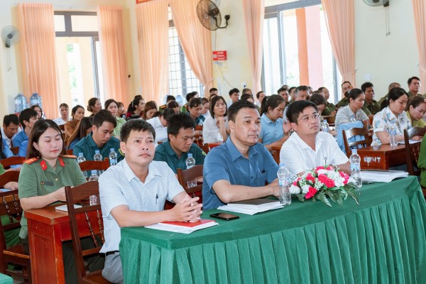Xã Cư Êbur tổ chức lễ ra mắt lực lượng tham gia bảo vệ an ninh trật tự ở cơ sở