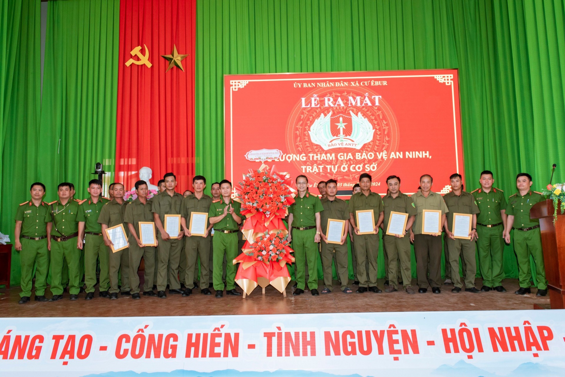 Xã Cư Êbur tổ chức lễ ra mắt lực lượng tham gia bảo vệ an ninh trật tự ở cơ sở