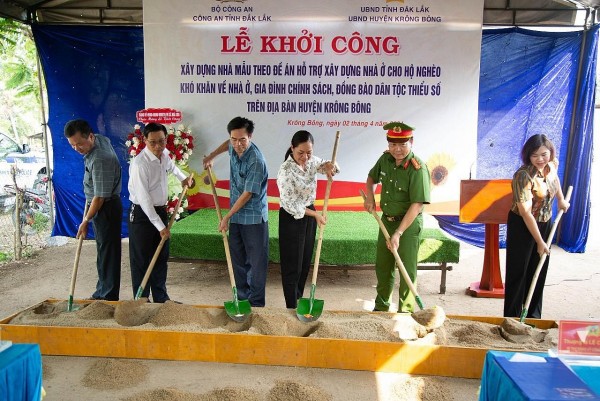 Huyện Krông Bông: bàn giao 100 căn nhà cho hộ nghèo, khó khăn, gia đình chính sách, đồng bào DTTS trên địa bàn