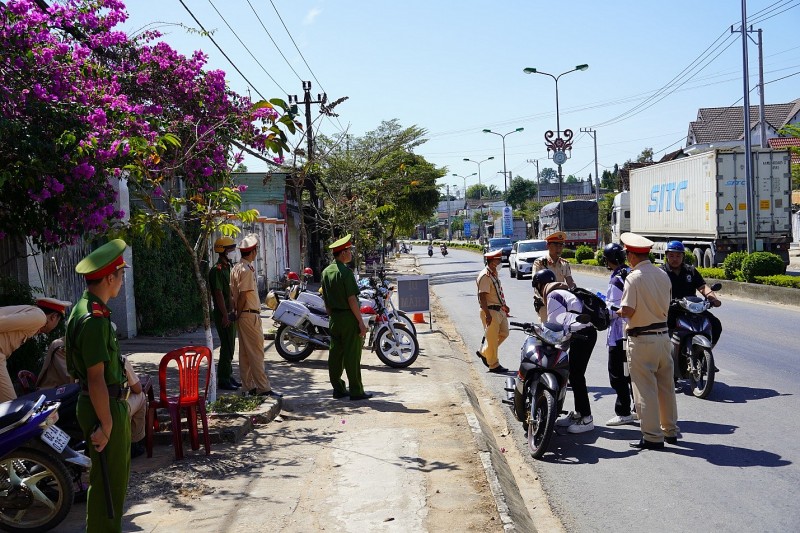 Lực lượng CSGT kiểm tra, kiểm soát các phương tiện do lứa tuổi học sinh điều khiển. Ảnh: Trang TTĐT Công an tỉnh Kon Tum.