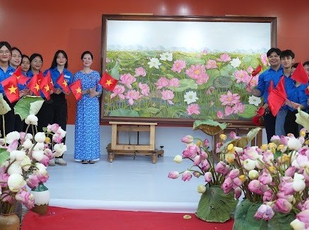 Bức tranh sen Liên Hoa Tịnh Cảnh tại Lễ hội Sen Hà Nội 2024 thu hút sự quan tâm của nhiều khách tham quan