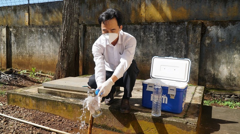 Lấy mẫu kiểm tra chất lượng nước sinh hoạt tại huyện Cư M’gar. Ảnh: CDC Đắk Lắk.