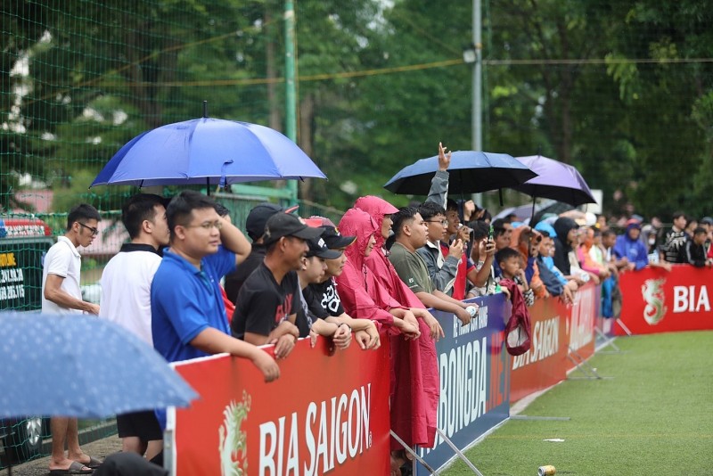 Mặc dù trời mưa khá to nhưng không ngăn được tinh thần yêu bóng đá của khán giả Tây Nguyên. Ảnh: T/h