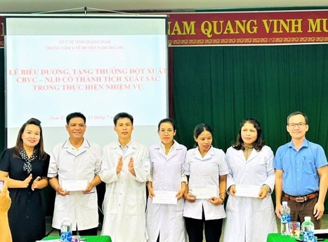 Quảng Nam: Khen thưởng tuyên dương hành động đẹp của ê kíp y, bác sĩ cứu thành công sản phụ băng huyết