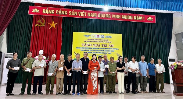 Hội Nông dân phường Lam Sơn và Đoàn nghệ thuật UNESCO Sen Việt tặng quà cho các gia đình thân nhân liệt sĩ thương, bệnh binh