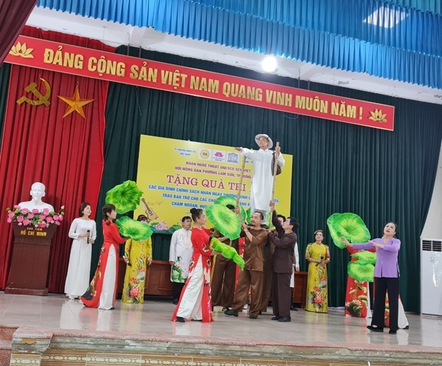 Hội Nông dân phường Lam Sơn và Đoàn nghệ thuật UNESCO Sen Việt tặng quà cho các gia đình thân nhân liệt sĩ thương, bệnh binh