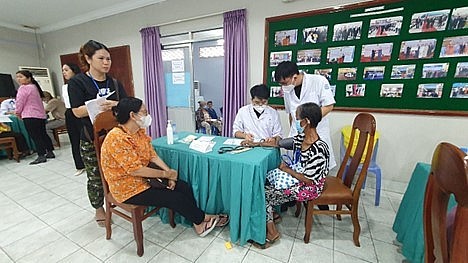Khám chữa bệnh và tặng quà người Khmer gốc Việt tại Campuchia