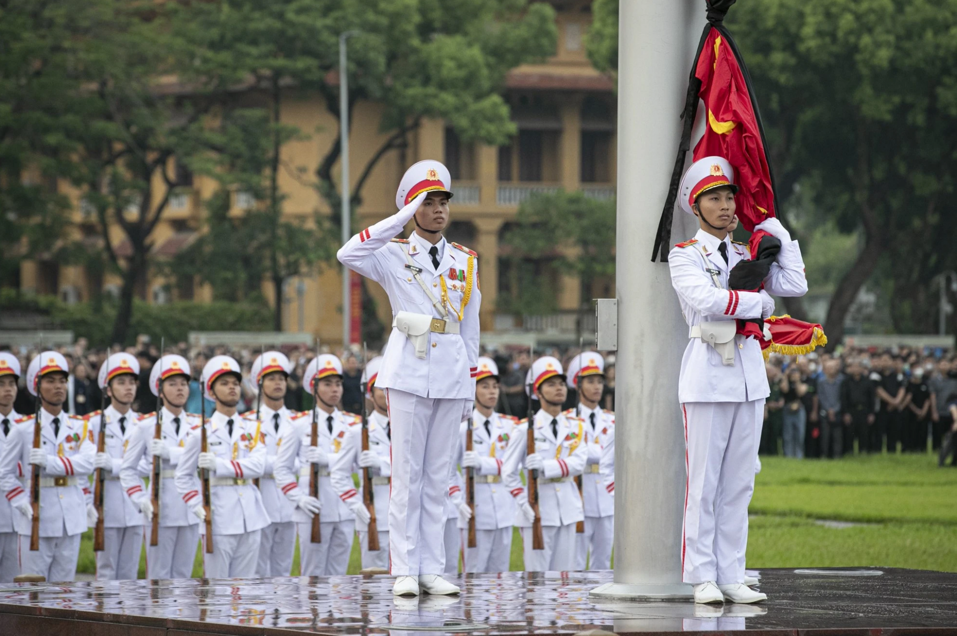 [Ảnh] Lễ thượng cờ theo nghi thức Quốc tang ở Quảng trường Ba Đình