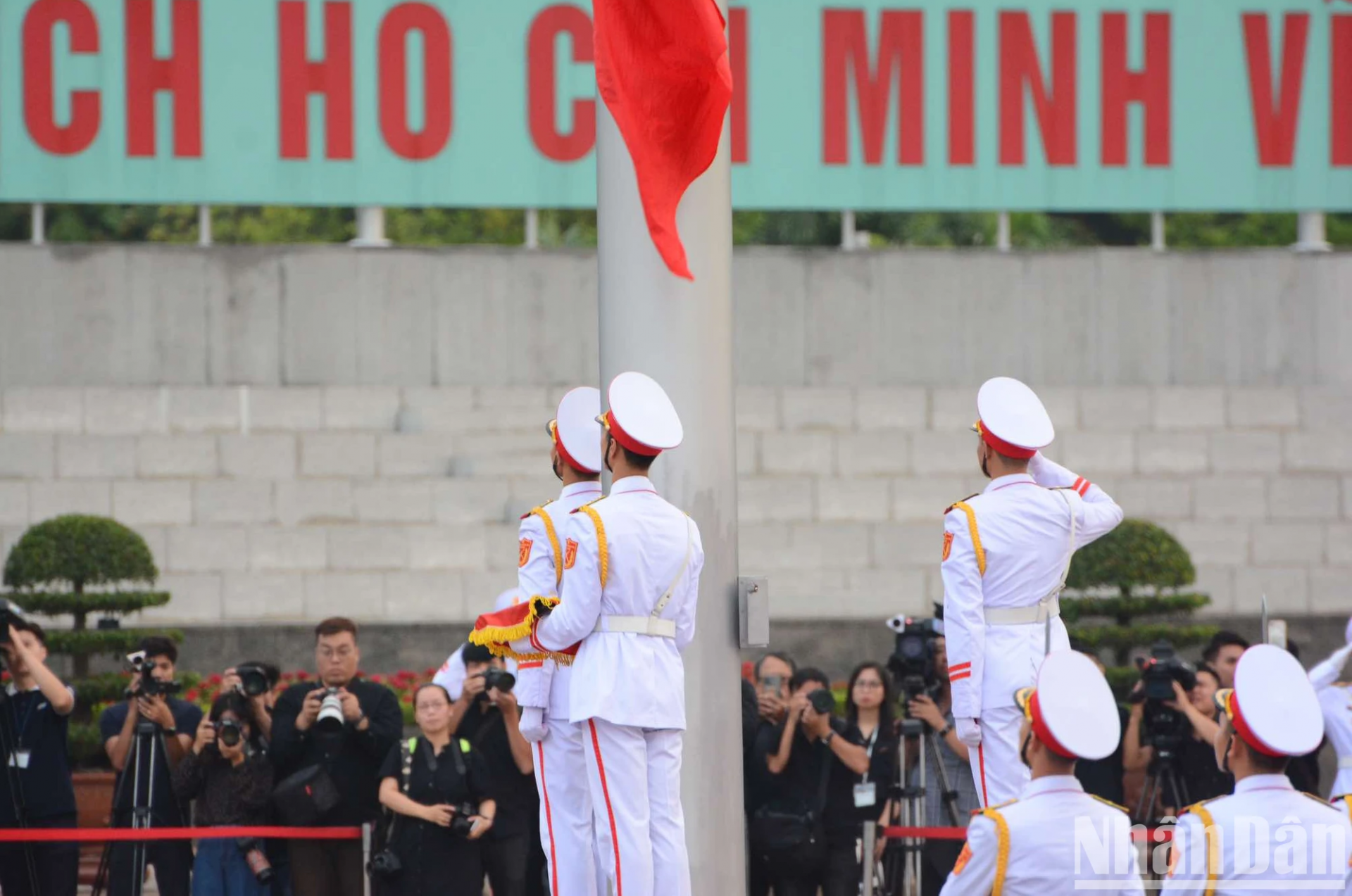 [Ảnh] Lễ thượng cờ theo nghi thức Quốc tang ở Quảng trường Ba Đình