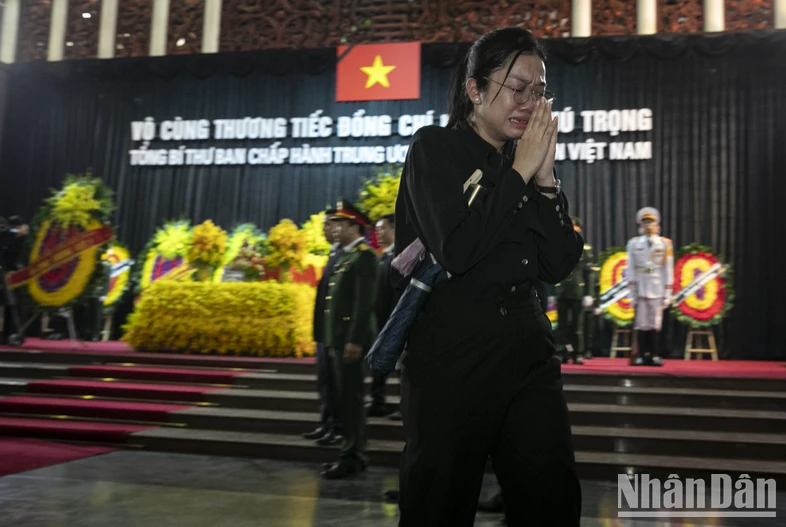 [Ảnh] Người dân xúc động khi vào viếng Tổng Bí thư Nguyễn Phú Trọng