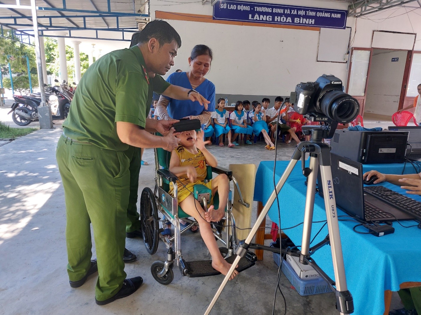 Quảng Nam: Cấp Căn cước cho người cao tuổi, người khuyết tật, trẻ em mồ côi tại làng Hòa Bình