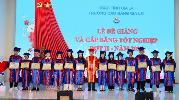 Gia Lai: 190 học sinh, sinh viên nhận bằng tốt nghiệp trung cấp và cao đẳng chính quy